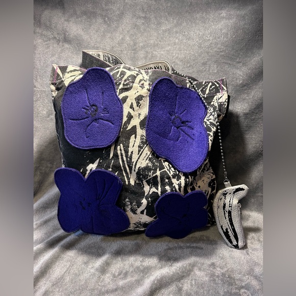 Andy Warhol x NY Visual Arts Floral Felt Tote w/ Banana Wallet - Picture 4 of 12
